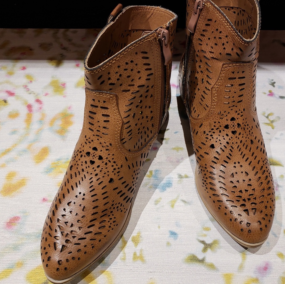 VOLATILE Perforated Tan Booties Sz 7.5 Brand New